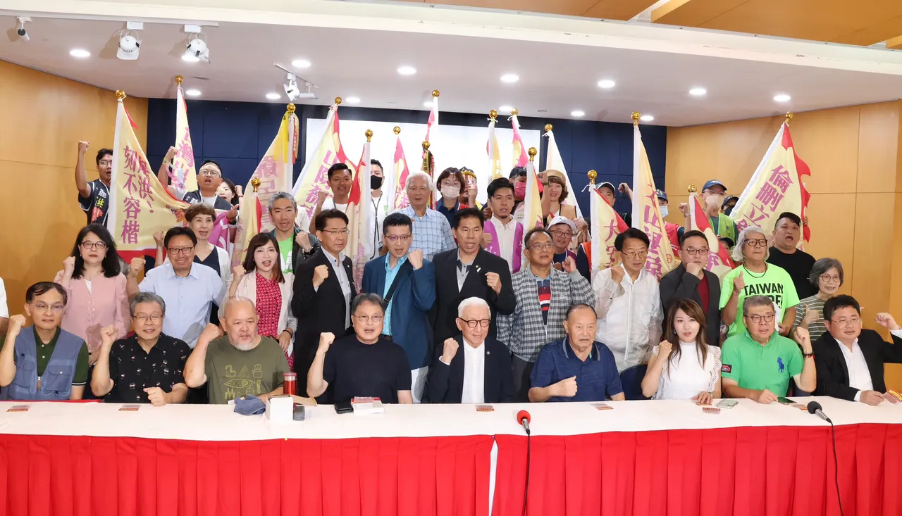 反共护台联盟今(21日)举行记者会,包括前飞官徐柏岳、网红闽南狼,以及各地罢团志工都出席。记者庄宗达摄