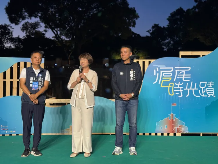 新北市副秘書長龔雅雯（中）、新北市議員陳偉杰（右）出席「20週年館慶活動－滬尾時光蹟」開幕式儀式。館方提供