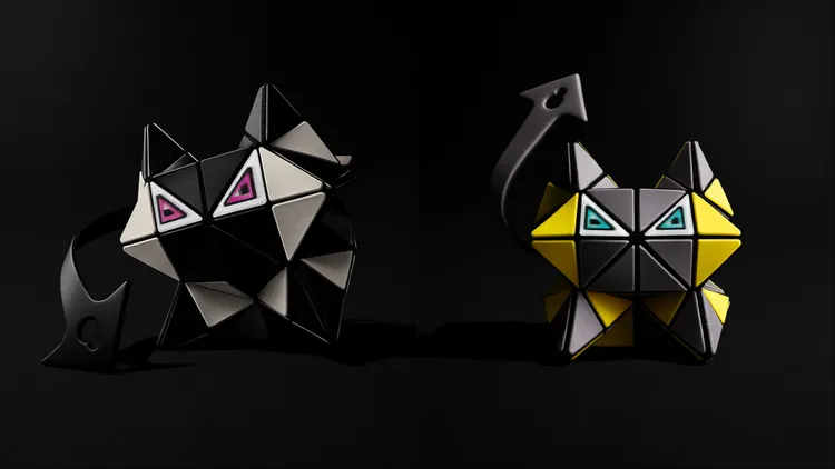 BAO BAO ISSEY MIYAKE運用招牌三角片拼接出貓咪耳朵與尾巴。品牌提供