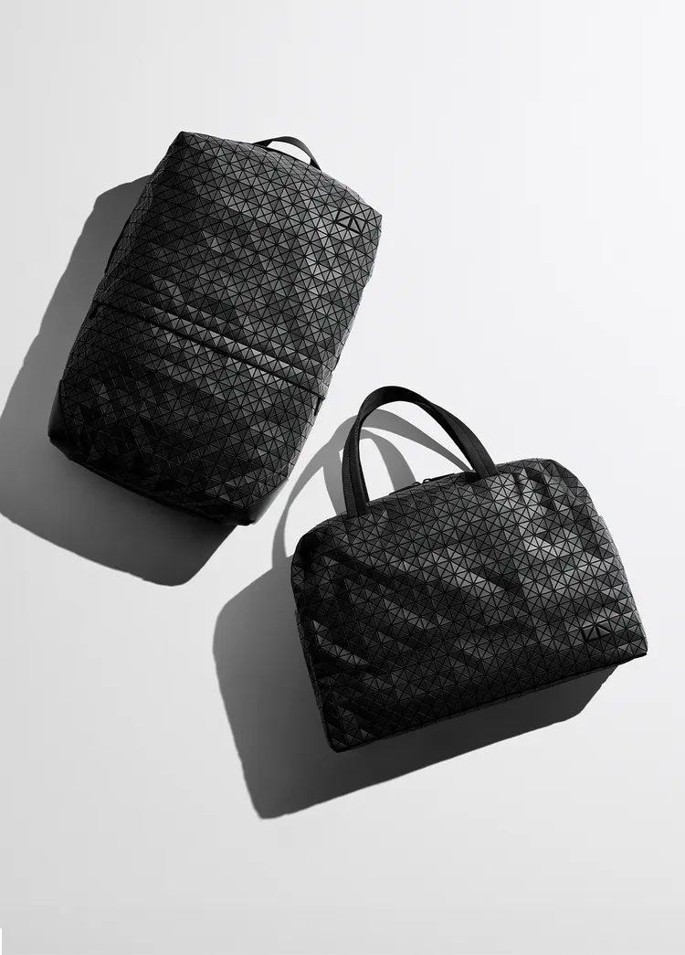 「KURO」系列採用迷你尺寸三角片以及霧黑色系，低調有質感。品牌提供