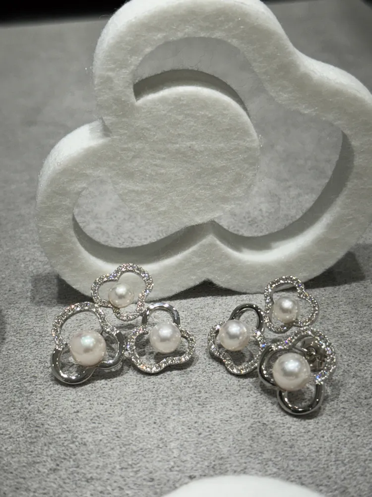 TASAKI chants diamonds pave耳環，18K白金、阿古屋珍珠5-7mm、鑽石0.82克拉，50萬元。張家玲攝