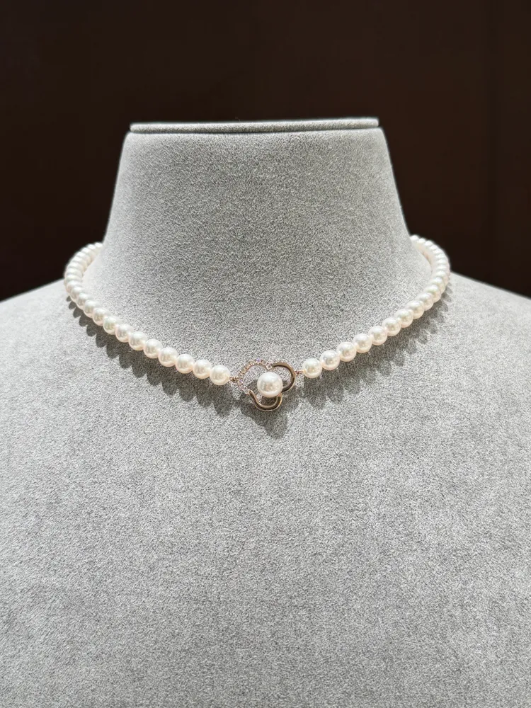 TASAKI chants signature diamonds pave項鍊，18K金、阿古屋珍珠5.5-7.0mm、鑽石0.24克拉，30萬元。張家玲攝