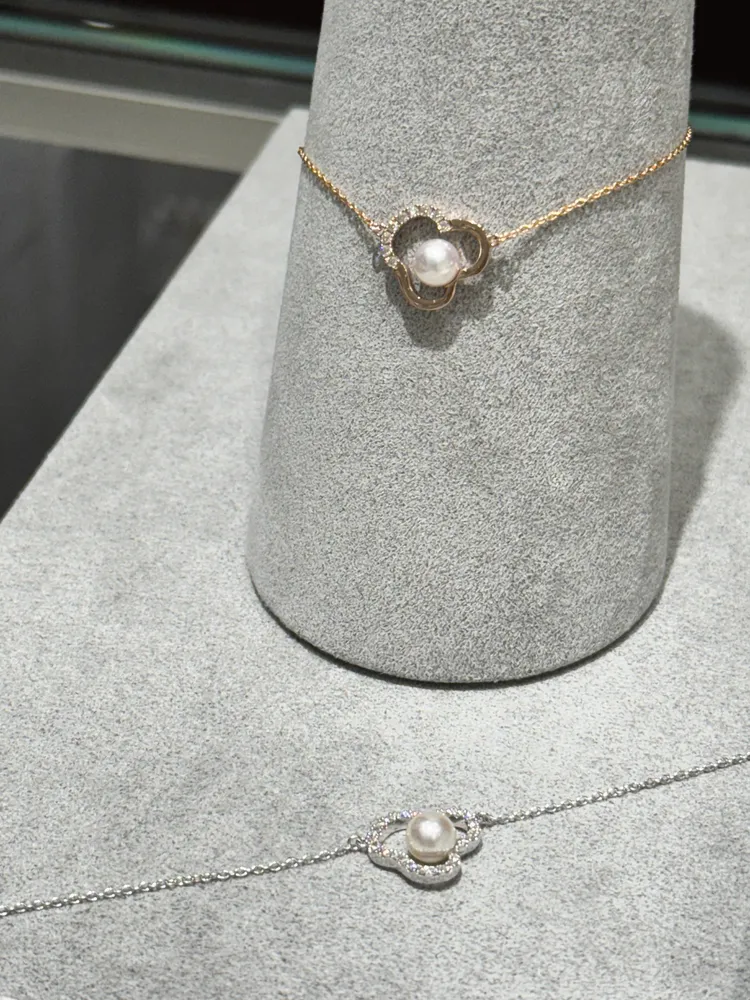 TASAKI chants signature手鍊，18K櫻花金款（後）9萬元、18K白金款（前）12萬8000元。張家玲攝