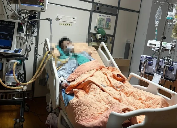 當時也在艇上的義消曹雙全，目前也還在醫院救治。翻攝畫面