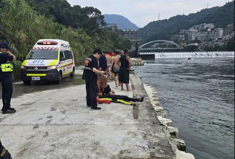 新店區廣興橋下溺水案，4人失去生命跡象送醫搶救，其中陳姓民眾已宣告不治。翻攝畫面