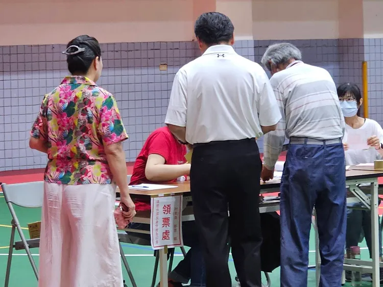 傅崐萁跟妻子徐榛蔚先後完成投票。民眾提供