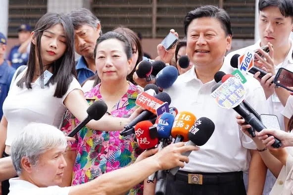 立委罷免案投票日,國民黨立委傅崐萁26日上午與花蓮縣長徐榛蔚,前往吉安國中投票所投票。傅崐萁臉書