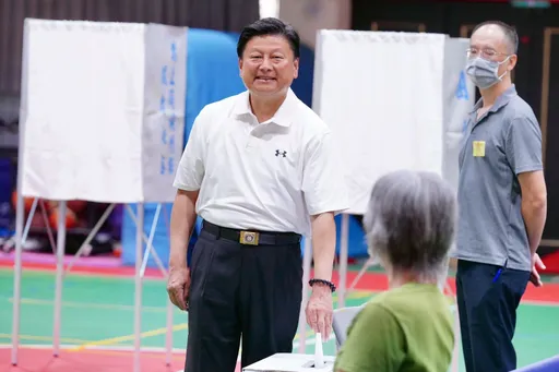 傅崐萁夫婦赴花蓮吉安國中投票 葉霸老師也完成投票