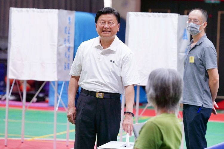 傅崐萁夫婦赴花蓮吉安國中投票　葉霸老師也完成投票