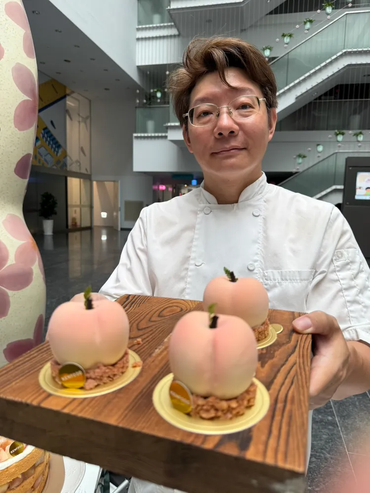 梨山水蜜桃結合餐飲甜點業者製成各種創意料理，圖為Kenfood啃食物的momo蛋糕。民眾提供