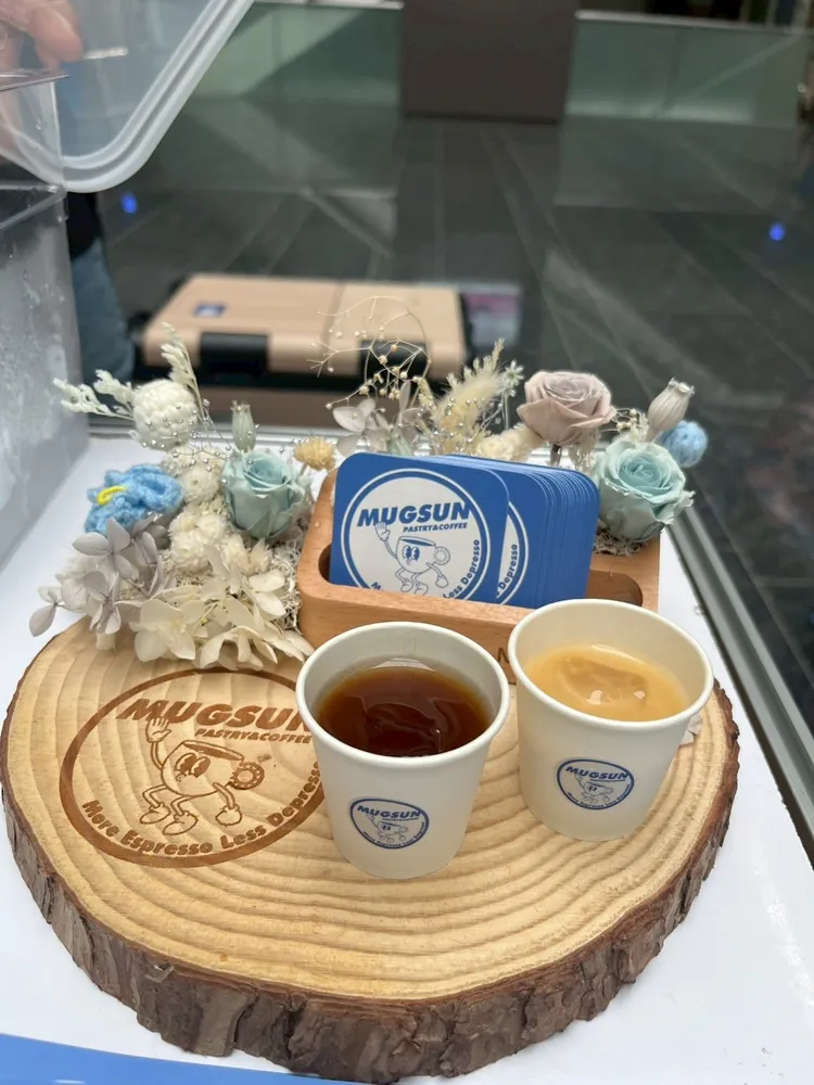 梨山水蜜桃結合餐飲甜點業者製成各種創意料理，圖為一暖咖啡的水蜜桃咖啡。民眾提供