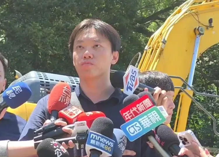 上班途中的莊姓警員發現車禍後，立刻衝上前協助乘客脫困。翻攝照片