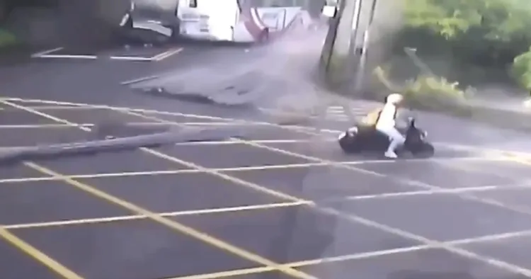 女騎士目睹車禍瞬間後，立刻向右閃躲，最終順利逃過一劫。翻攝照片