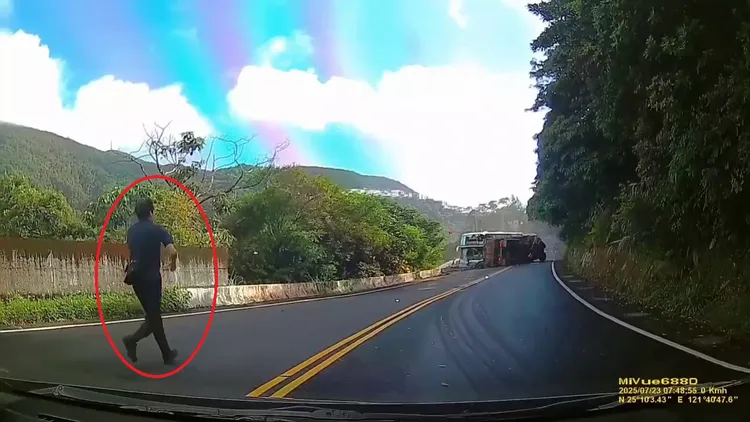 國光客運1死14傷！勇警第一視角曝光　他急衝殘破車廂救人
