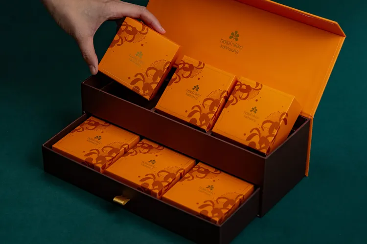 高雄日航酒店中秋月餅「日光月影」廣式月餅禮盒，每盒定價1380元。業者提供