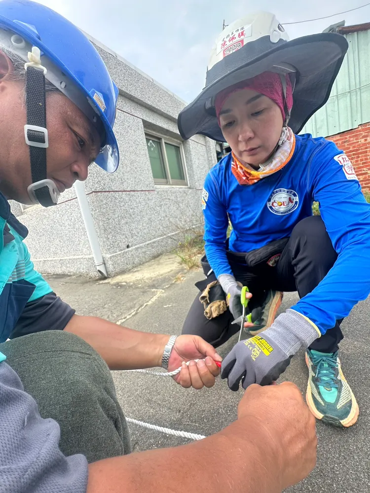 高雄救難體系成員前往台南學甲救災，製作臨時屋頂。宋德威提供