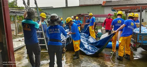 台南上萬屋頂被吹跑!2千多戶待修 高雄雲豹工作隊發揮山訓專長助重建