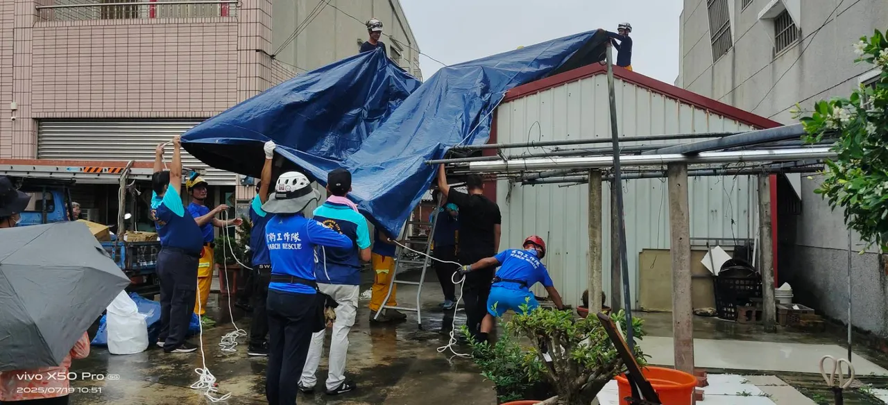 高雄救難體系成員前往台南學甲救災,製作臨時屋頂。宋德威提供
