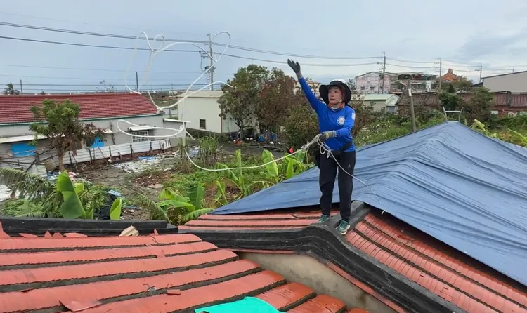 高雄救難體系成員前往台南學甲救災，製作臨時屋頂。宋德威提供