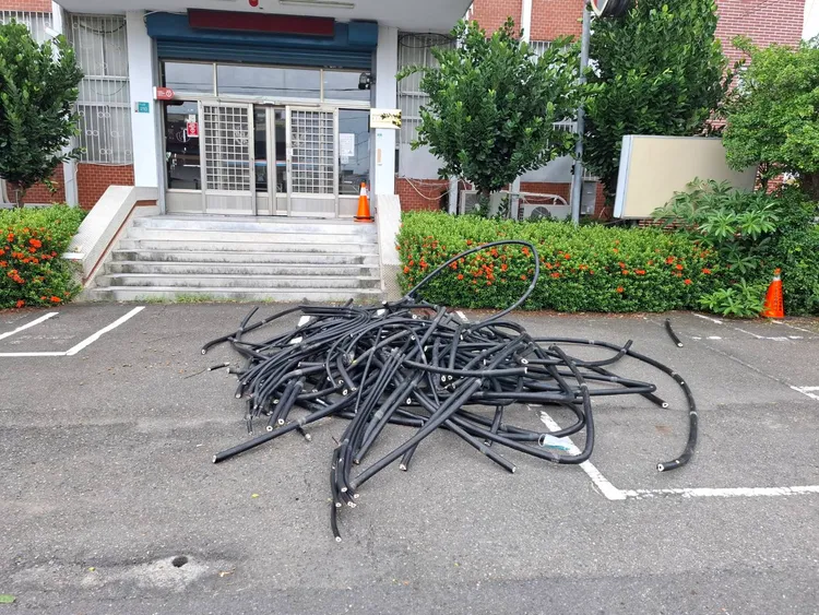 電信業者外包維修人員趁機竊取電纜。翻攝畫面