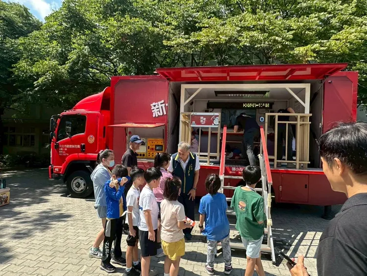 新北消防局透過夏令營活動寓教於樂，將防災教育從小紮根，守護下一代的安全。翻攝畫面