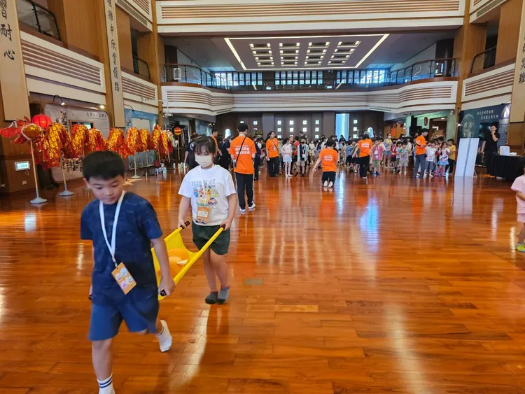 小朋友們抬起擔架，化身小小救護人員。翻攝畫面