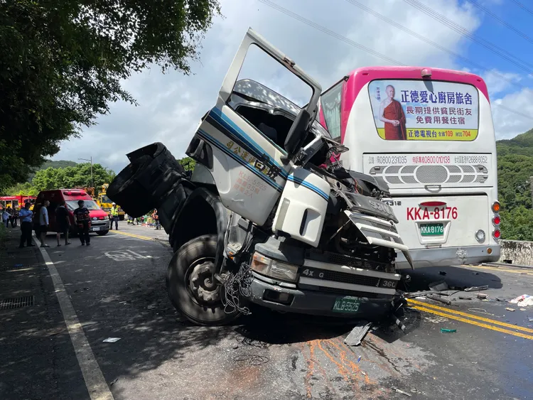 砂石車失控衝對向撞上客運，導致一名乘客送醫搶救不治。葉先鵬攝