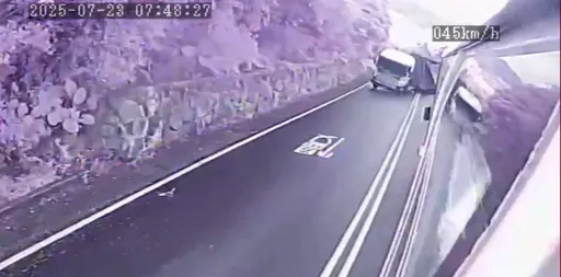 國光客運視角曝光!聯結車過彎失控逆撞翻覆 釀1死14傷