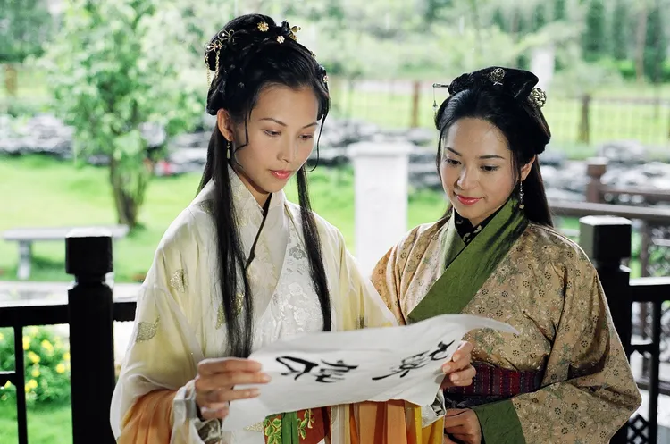 蔡少芬(左）飾演三國第一美人甄宓，被觀眾視為無人能比的版本。年代提供