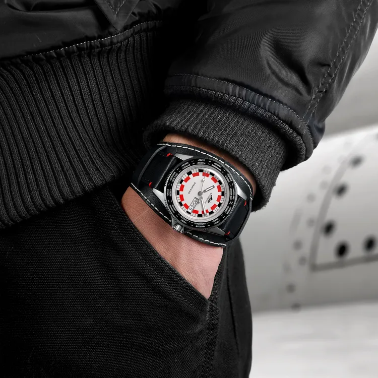 腕錶展現細膩復古風情與實用性能。品牌提供