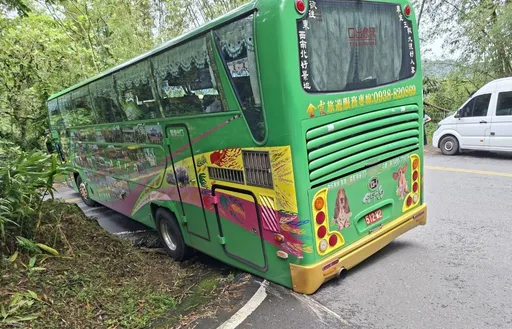 遊覽車受困達娜伊谷聯外道路彎道!虛驚一場 奮鬥兩小時後自行脫困