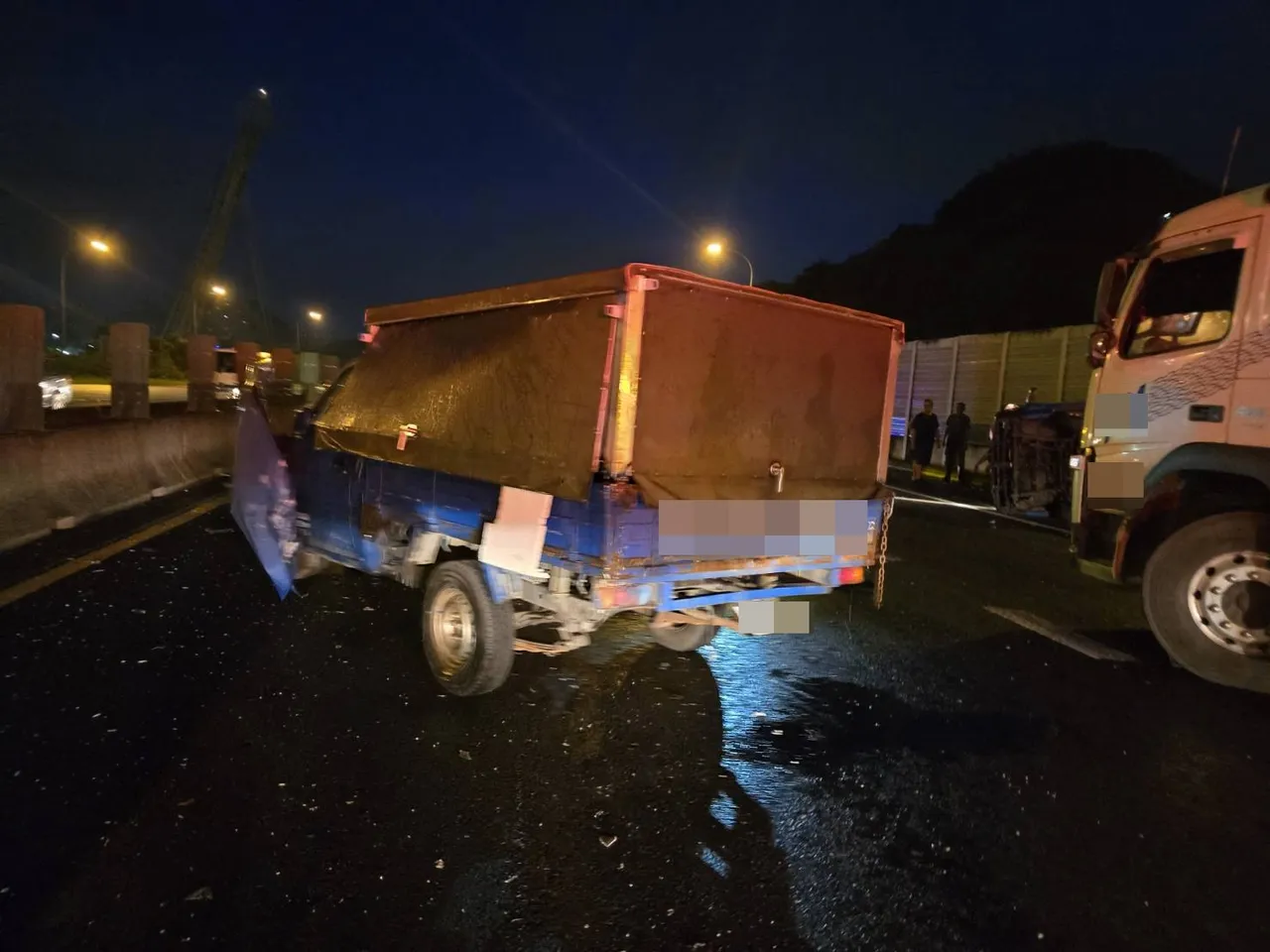 事故现场另一部小货车。警方提供