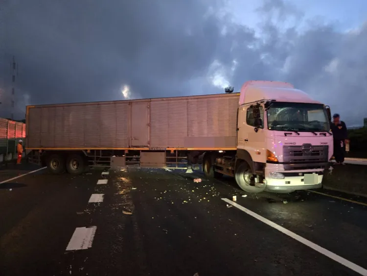 聯結車撞擊後打橫於車道。警方提供