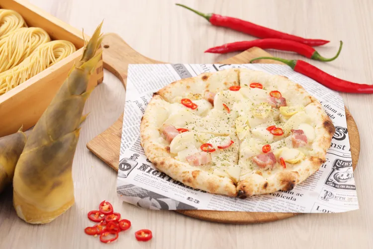 BEPPIN-蒜味培根綠竹筍披薩。業者提供
