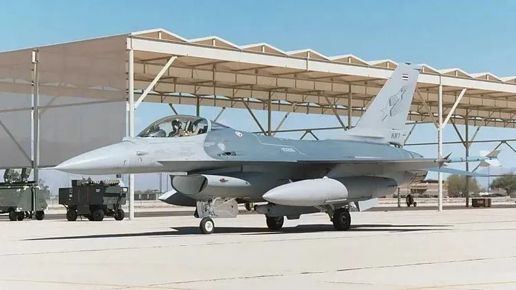 泰國出動6架F-16戰機,摧毀2處柬埔寨軍事指揮部。翻攝泰國皇家空軍。柬埔寨先前發射火箭砲,炸死2名泰國人,並造成多人受傷。影片翻攝X@กันทรลักษ์
