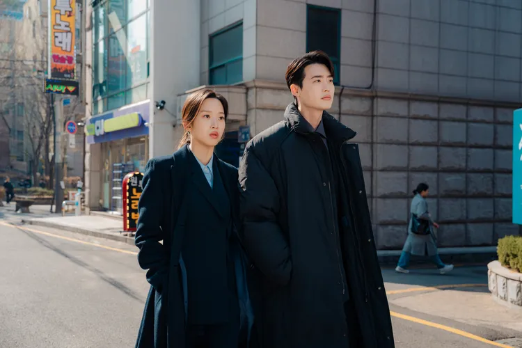 李鍾碩（右）2度挑戰演律師，文佳煐首度詮釋有明確職業的角色。Hami Video提供