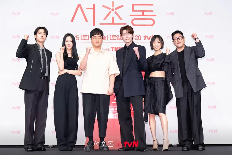 李鍾碩（右三）狂誇女友IU的螢幕弟弟姜有皙（左）。翻攝tvN