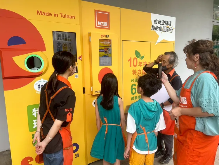 特力屋手創空間「小小職人夏令營」今年加入「永續環保」理念，在「小小綠色英雄」課程中讓小朋友認識回收標章及店內ecoco回收機，在孩子們心中種下永續環保的種籽。業者提供