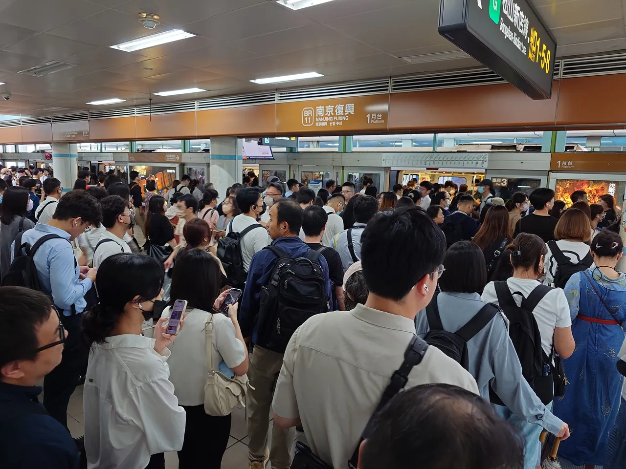 台北捷運文湖線今天上午出現異常,人潮塞滿南京復興站。翻攝AChen Lin臉書