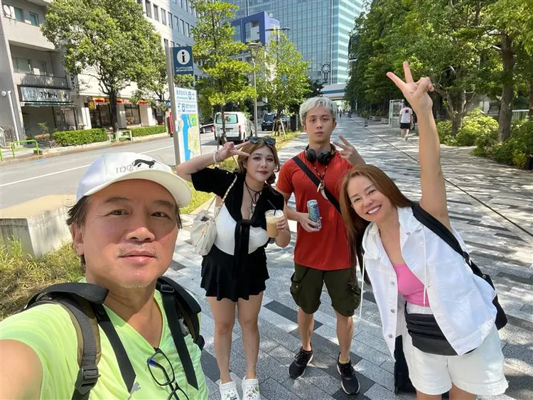 林沐希（左二）是狄鶯（右）的姪女，曾與狄鶯一家人出遊。翻攝狄鶯臉書