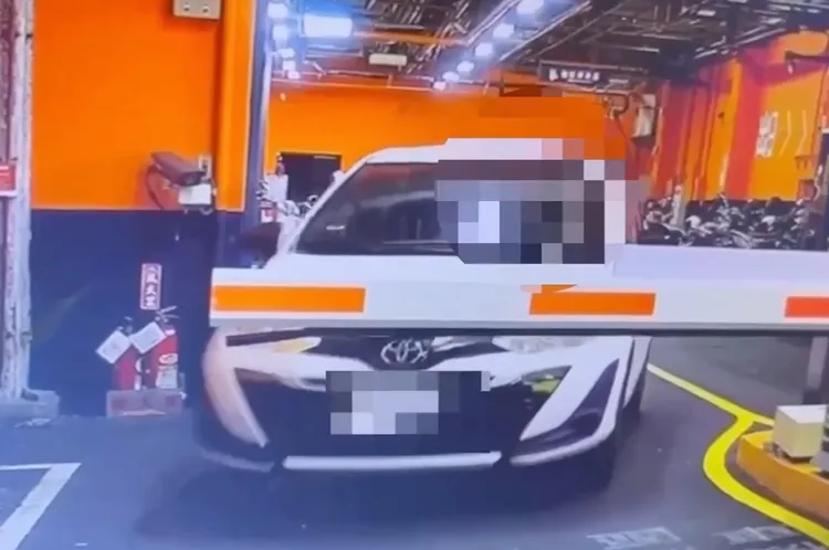 劉男開著租賃車前往埋伏犯案。警方提供