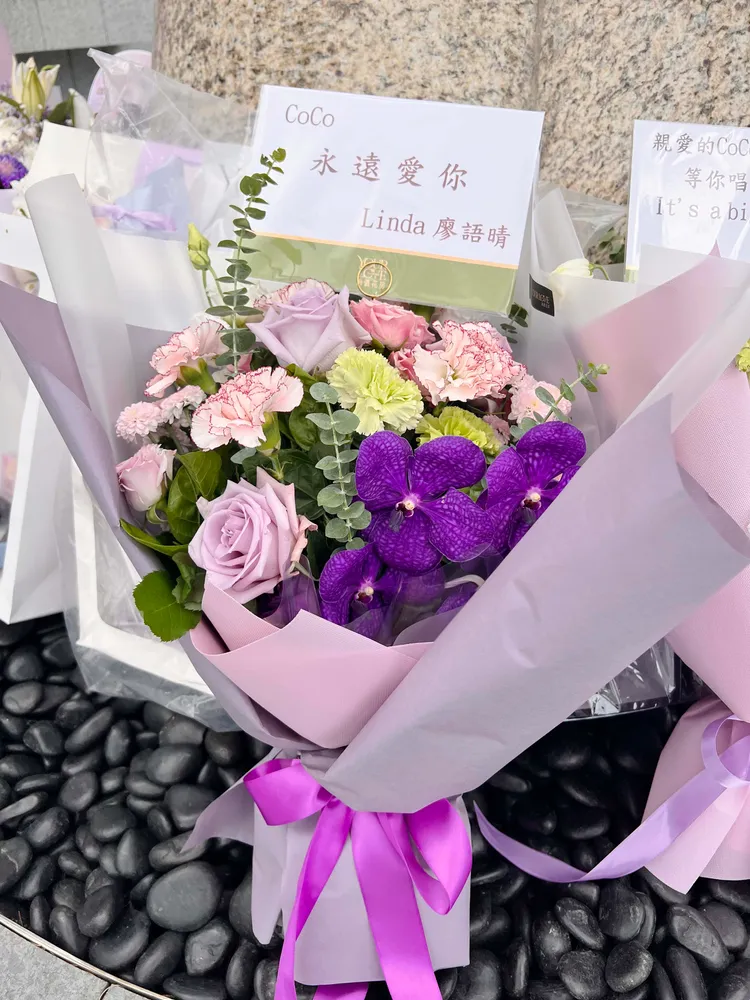 Linda廖語晴送花。COCO李玟台灣歌迷會提供