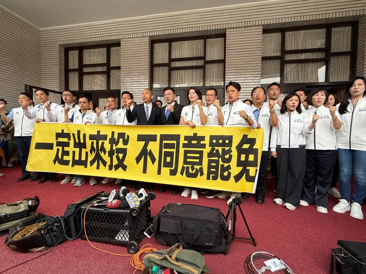 立法院長韓國瑜、副院長江啟臣率國民黨團催不同意罷免票。彭欣偉攝