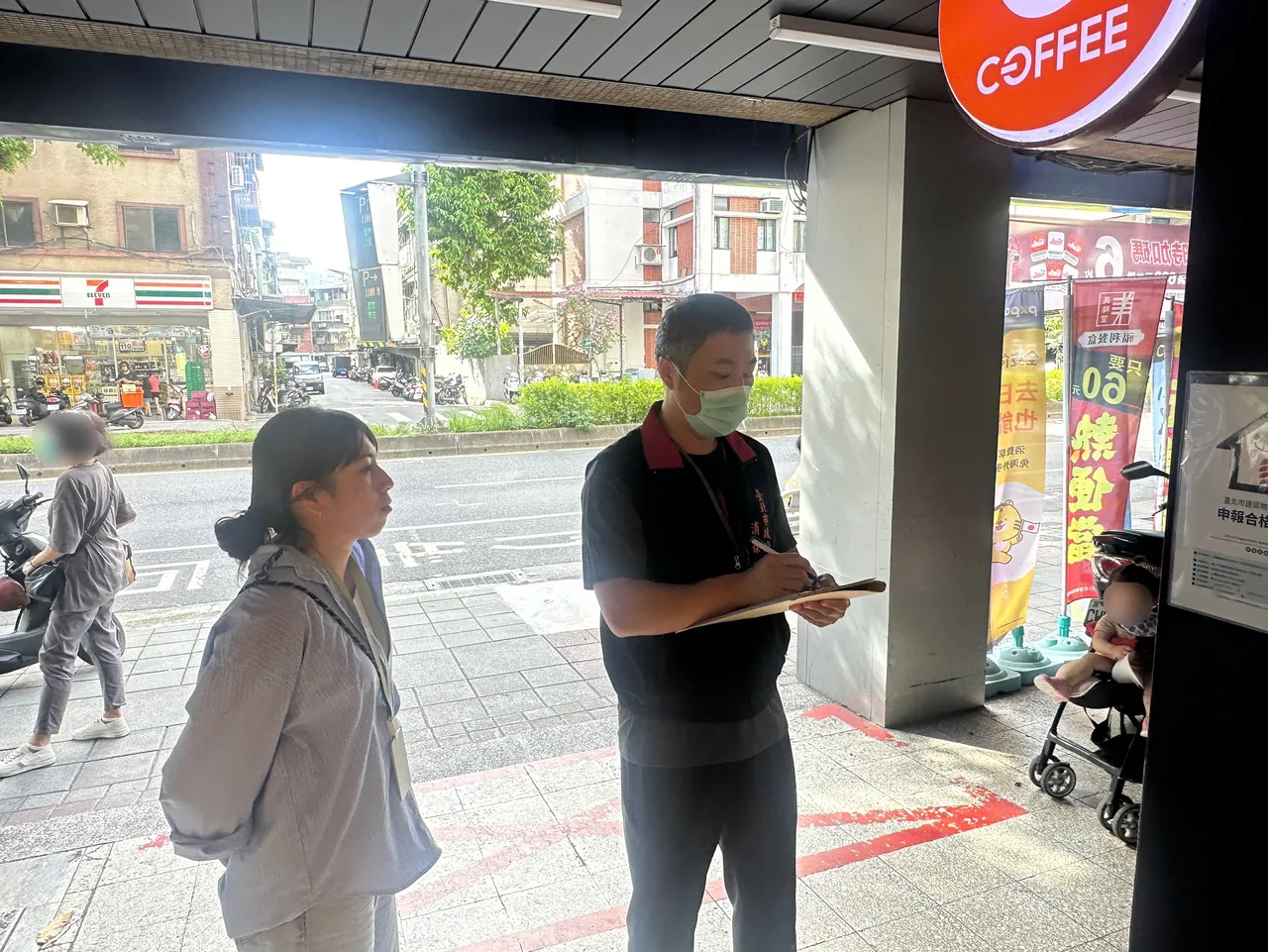 消保官會同北市商業處派員稽查。台北市法務局提供
