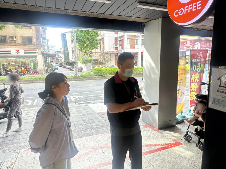 消保官會同北市商業處派員稽查。台北市法務局提供