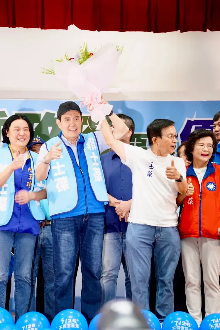 前總統馬英九75歲生日，國民黨立委賴士葆獻花祝賀。邱筠媜攝