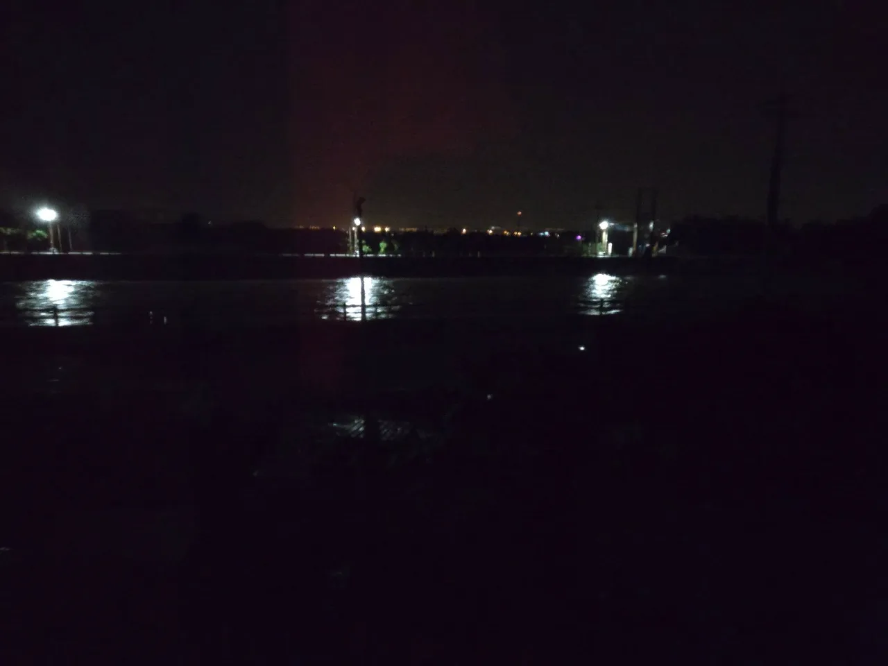 大甲居民表示,温寮溪目前水比路面高,家里已经淹水了。翻摄脸书社团「我爱大甲」