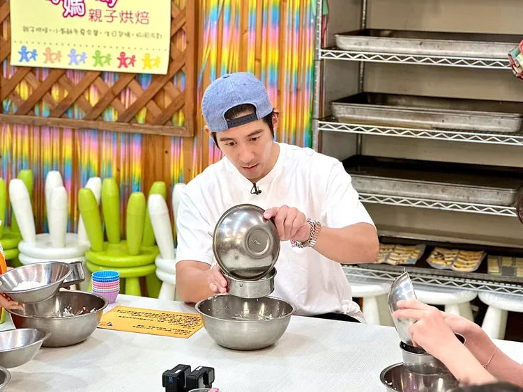 修杰楷認真當夏令營老師。《修TIME》提供