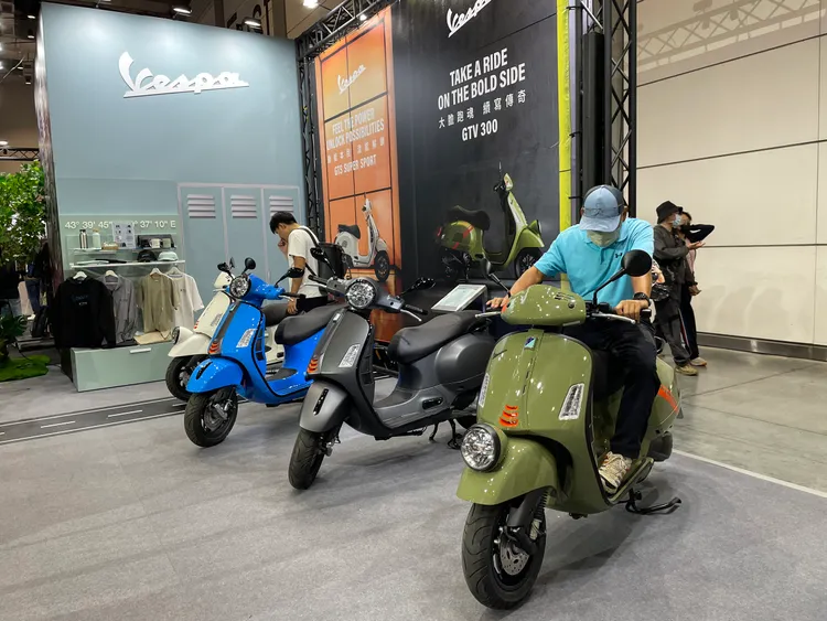 義大利精品速克達Vespa首度參加國際重機展，現場並帶來多款新色系黃牌300系列。林浩昇攝