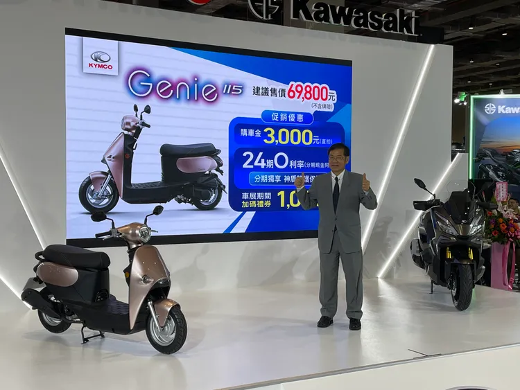 光陽一口氣發表兩款汽油新車，分別是主打女性用車族的Genie 115(左)，以及黃牌跨界大羊Xciting X 350。林浩昇攝